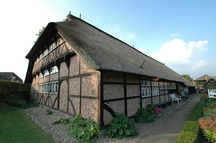 Bilder Freilichtmuseum Rieck-Haus, Vierlnder Bauernhaus - reetgedecktes Fachwerkhaus.  11_21634  Das Rieckhaus in Hamburg Curslack wurde ca. 1530 errichtet und ist ein typisches niederdeutsches Fachhallenhaus - es gehrt zu den ltesten Profanbauten Hamburgs. Das Gelnde mit Vierlnder Bauernhaus, Heuscheune, Bauerngarten und Feldentwsserungsmhle ist als Freilichtmuseum eine Aussenstelle des Altonaer Museums.  www.hamburg-bilder.org