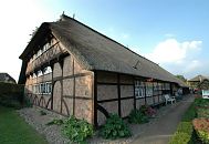 11_21634  Das Rieckhaus in Hamburg Curslack wurde ca. 1530 errichtet und ist ein typisches niederdeutsches Fachhallenhaus - es gehrt zu den ltesten Profanbauten Hamburgs. Das Gelnde mit dem Vierlnder Hallenhaus, Heuscheune, Bauerngarten und Feldentwsserungsmhle ist als Freilichtmuseum eine Aussenstelle des Altonaer Museums.  www.hamburg-bilder.org