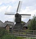 11_21636  Feldentwsserungsmhle am Entwsserungsgraben im Freilichtmuseum Rieck-Haus. Eine Holzbrcke fhrt ber den Graben, Schilf und Gras wachsen am Ufer. Die Windmhle stand frher in Ochsenwerder und wurde 1952 zum Freilichtmuseum Curslack gebracht. www.hamburg-bilder.org