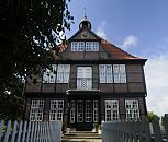 11_21639  Eingang des Glockenhaus Billwerder; das zweistckige Fachwerkhaus wurde ursprnglich als Bauernhaus um 1600 errichtet und um 1780 zum Landhaus eines Hamburger Brgers umgebaut. ber dem Balkon befindet sich der Glocken-Dachreiter, nach dem das Haus benannt worden ist. Ein weiss gestrichener Staketenzaun grenzt den Weg zum Eingang des Glockenhauses ab. www.hamburg-bilder.org