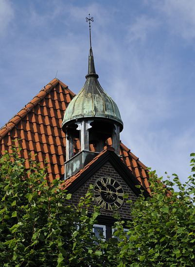 Fotos aus Hamburg Bergedorf - Glockenhaus, 11_21640  Glocken-Dachreiter mit Turm und Uhr, nach dem das Haus seinen Namen "Glockenhaus" bekommen hat. Das zweistckige Fachwerkhaus wurde ursprnglich als Bauernhaus um 1600 errichtet und um 1780 zum Landhaus eines Hamburger Brgers umgebaut. www.hamburg-bilder.org