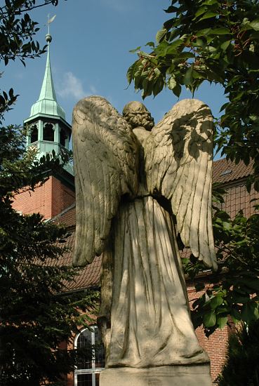 Bilder von Hamburger Kirche - St. Pankratius   11_21642  Engel Skulptur mit Flgeln auf dem Friedhof in Hamburg Ochsenwerder. Im Hintergrund die St. Pankratiuskirche; die Kirche St. Pankratius  fand schon 1254 ihre erste urkundliche Erwhnung; der jetzige Bau stammt aus dem Jahre 1674, der Kirchturm aus dem 18. Jh.  www.hamburg-bilder.org