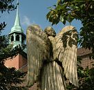 11_21642  Engel Skulptur mit Flgeln auf dem Friedhof in Hamburg Ochsenwerder. Im Hintergrund die St. Pankratiuskirche; die Kirche St. Pankratius  fand schon 1254 ihre erste urkundliche Erwhnung; der jetzige Bau stammt aus dem Jahre 1674, der Kirchturm aus dem 18. Jh.  www.hamburg-bilder.org
