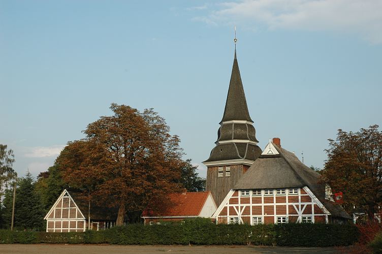 Fotos von Kirchen in den Hamburger Vierlanden / St. Johanniskriche, Curslack   11_21644  Blick zur St. Johanniskirche in Hamburg Curslack, Vierlande; schon 1306 wurde die St. Johanniskirche urkundlich erwhnt; von 1599 - 1603 wurde die jetzige Fachwerksaalkirche errichtet. Der Der  Holzturm stammt in der Urform von 1591 - die  Turmspitze wurde 1719 aufgesetzt.   www.hamburg-bilder.org