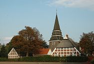 11_21644  Blick zur St. Johanniskirche in Hamburg Curslack, Vierlande; schon 1306 wurde die St. Johannis Kirche urkundlich erwhnt; von 1599 - 1603 wurde die jetzige Fachwerksaalkirche errichtet. Der  Holzturm stammt in der Urform von 1591 - die  Turmspitze wurde 1719 aufgesetzt.   www.hamburg-bilder.org