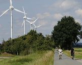 11_21648  Windkraftanlagen und Rotorbltter in den Hamburger Vier- und Marschlanden. In diesem Bergedorfer Bezirk wurde schon 1991 Hamburgs erste Windenergieanlage errichtet. Die schnurgerade asphaltierte Strasse ist die Trasse der ehemaligen Vierlnder Marschenbahn; die Bahnlinie wurde 1961 endgltig eingestellt. Jetzt wird die Strecke gerne von Radfahrern und Rollerskater genutzt.  www.hamburg-bilder.org