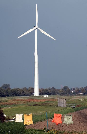 Hamburg Bilder - Windenergieanlagen  11_21649  Windenergieanlage auf einem Field in den Hamburger Vier- und Marschlanden. Auf einer Leine ist Wsche zum Trocknen aufgehngt.  www.hamburg-bilder.org