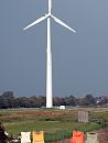11_21649  Windenergieanlage auf einem Feld in den Hamburger Vier- und Marschlanden. Auf einer Leine hngt Wsche zum Trocknen. www.hamburg-bilder.org