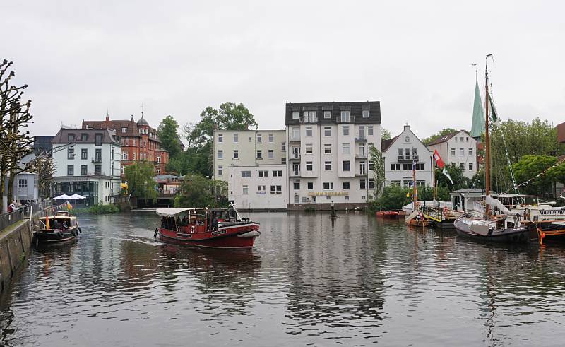 Schiffe im Bergedorfer Hafen, Serrahn - Ewer am Anleger + Barkasse in Fahrt. 11_21564 Schiffe im Bergedorfer Hafen - eine Barkasse hat an der Kaimauer des Serrahn fest gemacht, eine andere hat ihre Fahrt Richtung Schleusengraben aufgenommen. Rechts im Hintergrund der Kirchturm der Bergedorfer St. Petri und Pauli Kirche. 