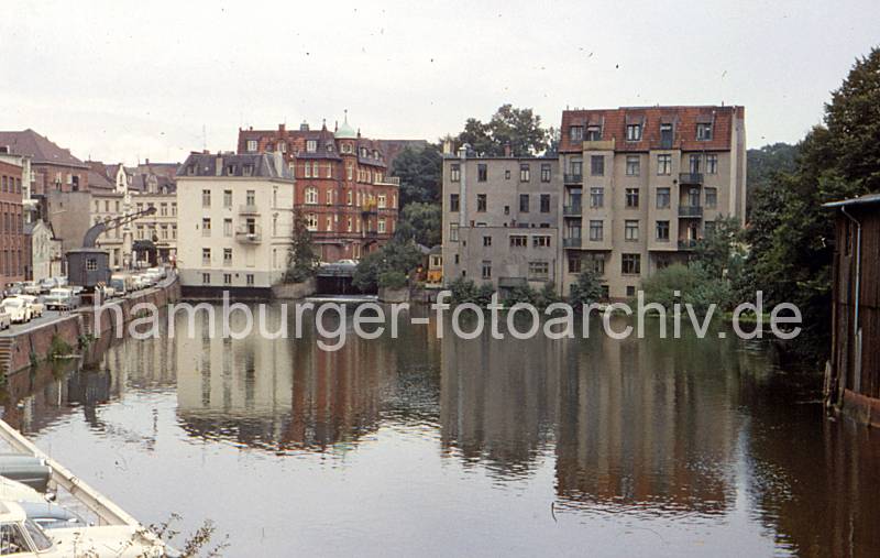 Historisches Foto vom Bergedorfer Hafen, ca. 1970 11_3_d-71 Blick in den Bergedorfer Hafen um 1970; auf der Kaimauer stehen neben dem Drehkran Kraftfahrzeuge - das gesamte Hafenufer wird als Parkplatz genutzt. www.hamburger-fotoarchiv.de