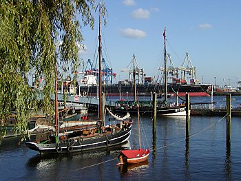 Bilder Hamburg Sehensw�rdigkeiten Elbufer Museumshafen Oevelgoenne