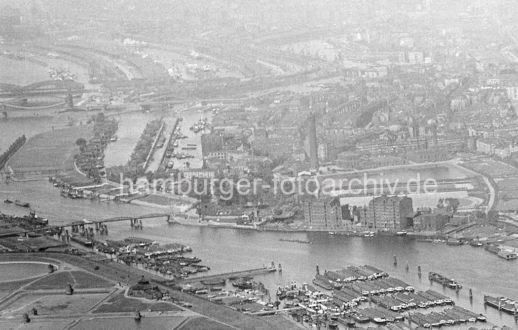 01124_256_0569 Historisches Flugbild von der Billwerder Bucht / Hamburg Rothenburgsort und Entenwerder ( Ausschnitt ). Im Vordergrund die Wasserwerke auf Kaltehofe und Binnenschiffe - dahinter die Industriearchitektur - Backsteingebude am Ausschlger Elbdeich. Im Bildzentrum der Wasserturm und lks. die Hafenbecken vom Entenwerder Zollhafen sowie Anlegestellen mit Wassertreppen vor der Einfahrt in die Billwerder Bucht.