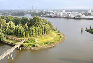 3130_0674 Blick auf den Elbpark Entenwerder in Hamburg Rothenburgsort - Gehwege unter hohen Pappeln am Elbufer. Lks. die Fussgngerbrcke und Reste der alten Kaimauer. Auf der anderen Seite der Norderelbe die Einfahrt zum Peuter Kanal und Industrie auf der Peute / Veddel.