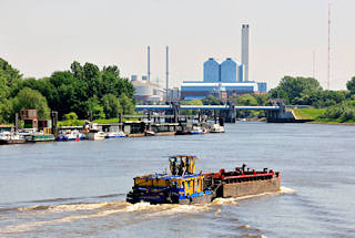 01134_2700 Schubschiff mit Schute in Fahrt auf der Norderelbe - lks. die Anleger / Pontons bei Entenwerder. In der Bildmitte das Sperrwerk Billwerder Bucht.; dahinter die Industriearchitektur vom  Heiskraftwerk Tiefstack.