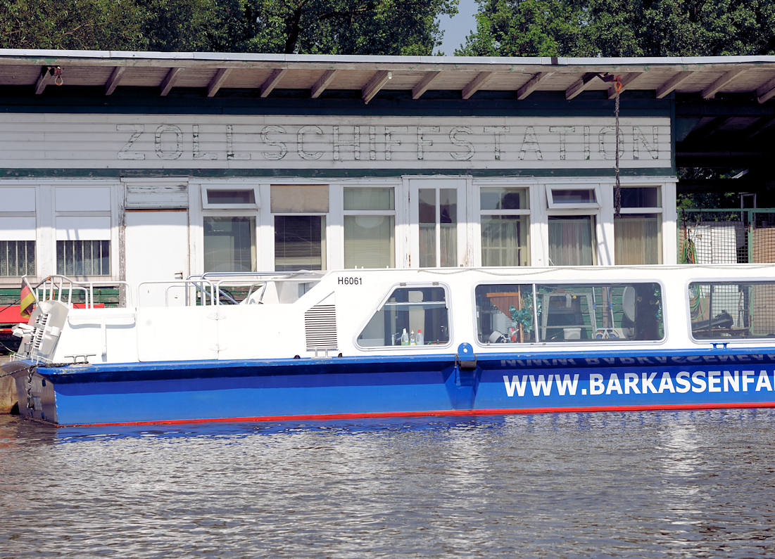 01146_5874 Alte Holzbaracke auf dem Ponton Entenwerder / Hamburg Rothenburgsort; die Umrisse der Aufschrift ZOLLSCHIFFSTATION der ehemaligen Zollstation Entenwerder ist noch zu erkennnen. Ein Fahrgastschiff liegt lngsseits des Anlegers.