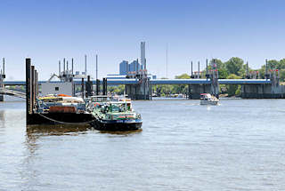 3130_0674 Bootstankstelle / Bunkerboot in Hamburg Entenwerder - Sportboote haben das Sperrwerk Billwerder Bucht passiert und fahrten Richtung Norderelbe.