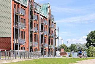 01164_5779 Zum Wohngebude mit Balkons umgebauter Speicher am ehem. Hafen von Hamburg Rothenburgsort / Entenwerder - das Hafenbecken wurde zur Gestaltung des Elbparks Entenwerder teilweise zugeschttet und das Areal als Hochwasserschutz aufgeschttet. 