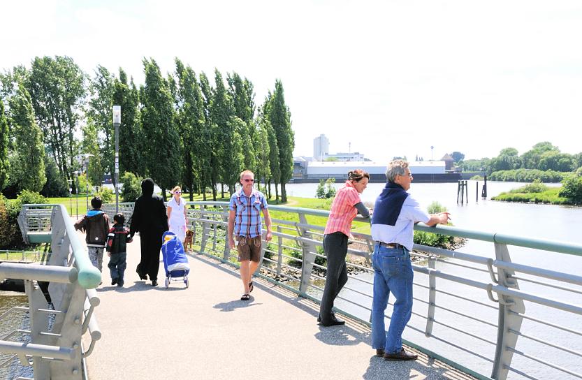 01165_5721 Fussgngerbrcke vom Alexandra-Stieg zum Elbpark Entenwerder ber den Haken, ehem. Hafenbecken in Hamburg Rothenburgsort. Im Hintergrund die Norderelbe und das Elbufer der Veddel.