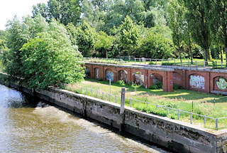 01167_5724 Blick ber das ehemalige Hafenbecken Haken zum alten Kai, der jetzt zum Elbpark Entenwerder in Hamburg Rothenburgsort gehrt.