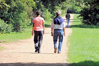 01180_5734 Spazierweg mit Parkbesuchern im Elbpark Entenwerder - die ehemalige Hafenanlage in Hamburg Rothenburgsort wurde zugeschttelt und in eine Grnanlage an der Norderelbe umgenutzt.