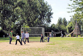 01181_5842 Spielplatz in der Grnanlage Elbpark Entenwerder in Hamburg Rothenburgsort - die Naherholungsanlage wurde 2007 auf dem Bereich des Entenwerder Zollhafens angelegt.