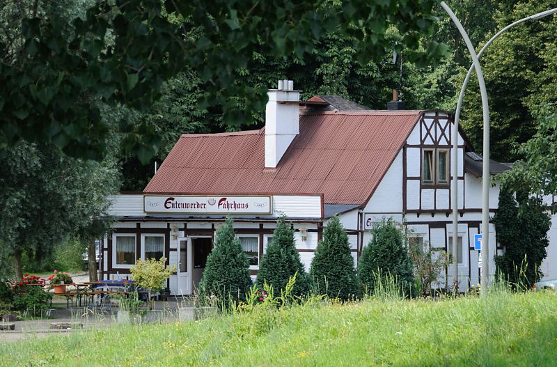 01182_3610 Das Entenwerder Fhrhaus ist seit 1873 ein Gaststtte am Ufer der Elbe. Das historische Fachwerkhaus des Ausflugslokals befindet sich am Eingang des Elbparks Entenwerder; von der Gartenterrassen blicken die Gste auf die Norderelbe. 