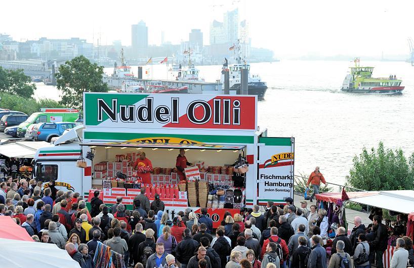 3456 6832 Marktstand Mit Nudeln Auf Dem Hamburger Fischmarkt An