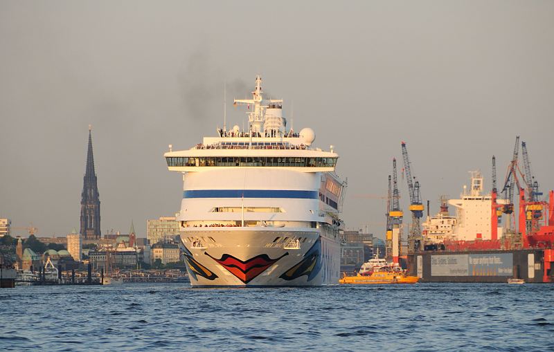4886 Kreuzfahrtschiff Aida Aura Hamburg Panorama Mit