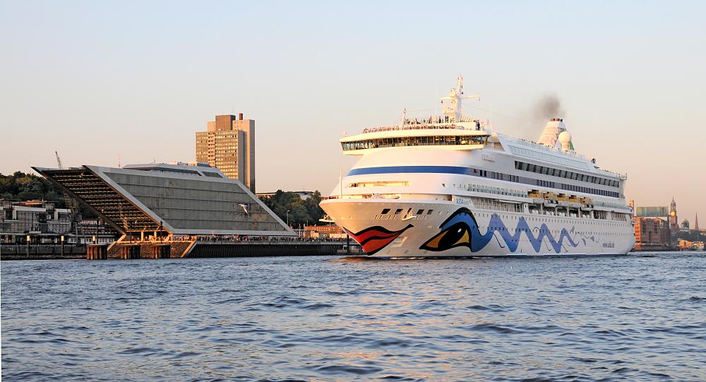 4893 Kreuzfahrtschiff Aida Aura Verlaesst Den Hamburger