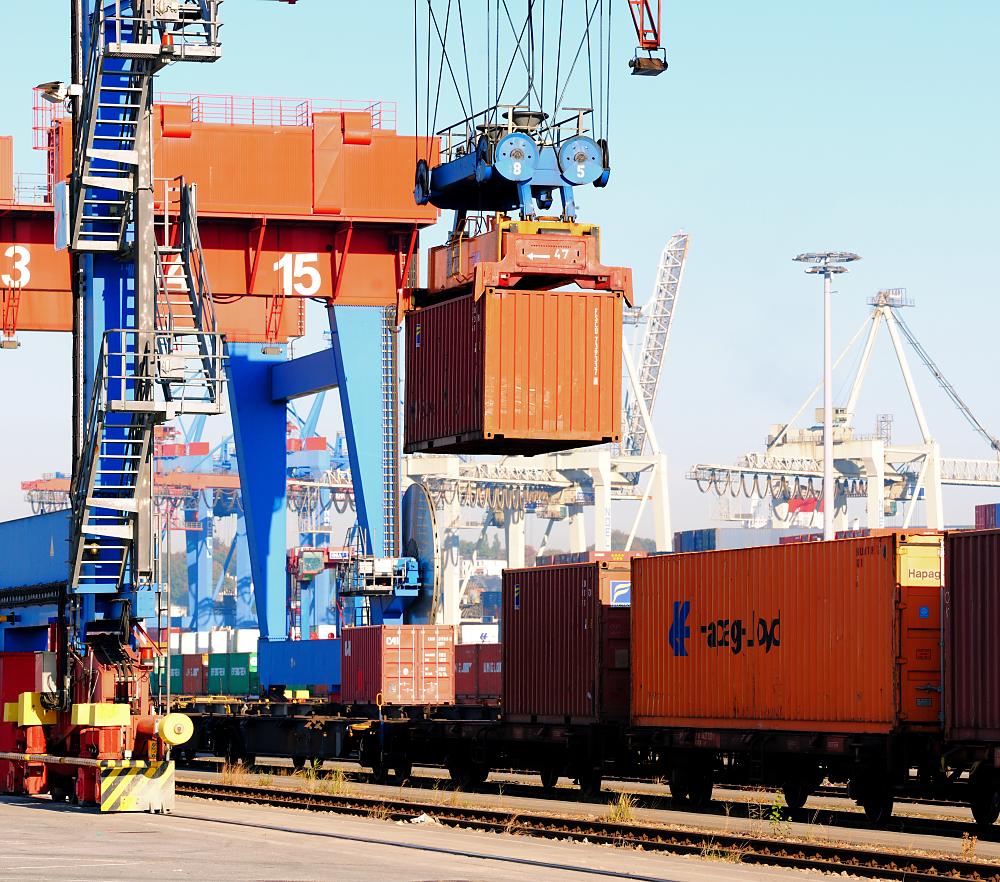 Cargo port. Контейнерный перегружатель ВМТП. Перевалка опасных грузов в морском порту. Разгрузка контейнеров в порту. Перевалка контейнеров.
