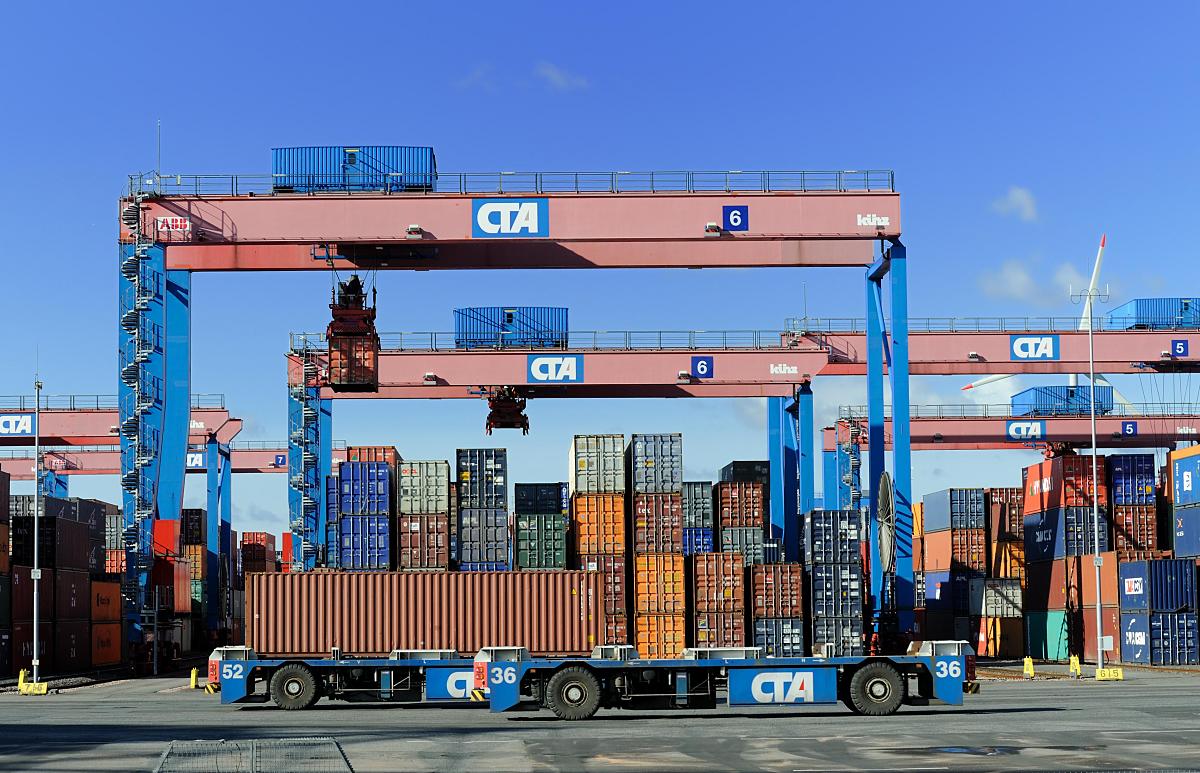 Контейнерный терминал нутэп новороссийск. Грузовой двор жд перегрузочная платформа. Кран морского порта козловой. В порту имеются контейнеры масса каждого. В порту имеются контейнеры масса каждого.