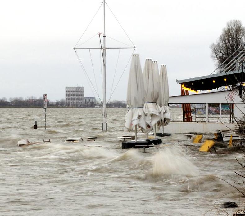 4753 0672 Hochwasser An Der Strandperle Wellen Am Elbufer