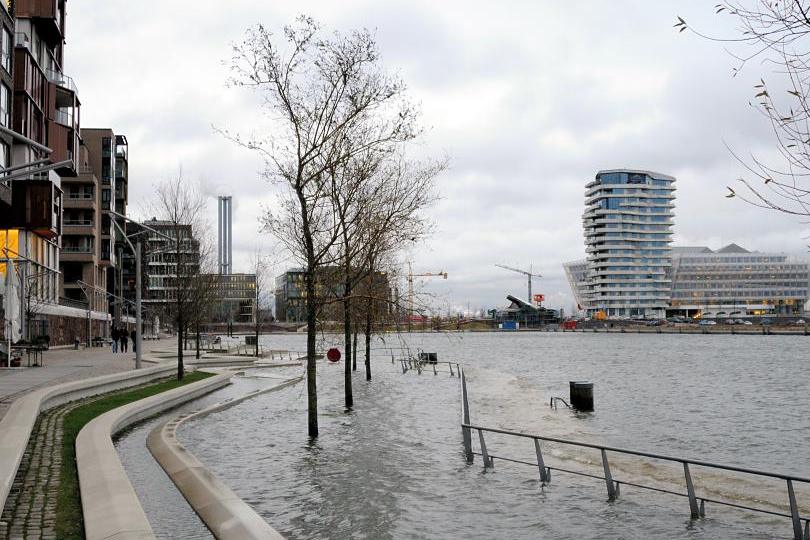 8567 0925 Hochwasser In Der Hamburger Hafencity Im Grasbrookhafen