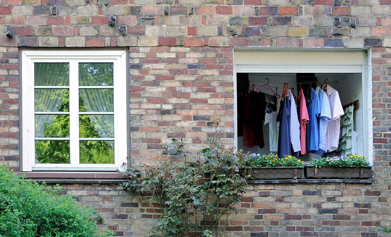 900_3319 Bunte Hemden auf Bügeln an der Wäscheleine auf ...