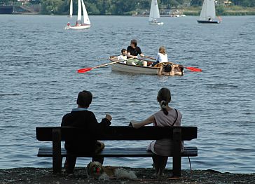 011_14470 - zwei Schwimmer in der Alster lassen sich von dem Ruderboot ziehen.