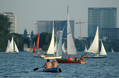 011_14482 - Kanu + Segelboote vor der Hochhaus-Silhouette Hamburgs.