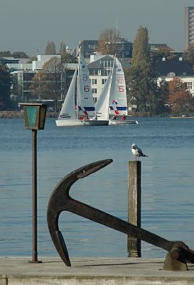 011_14484 - schwerer Anker am Bootssteg; Mwe auf Pfahl.