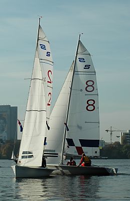 011_14509 - zwei Segler, die an der Regatta teilnehmen.