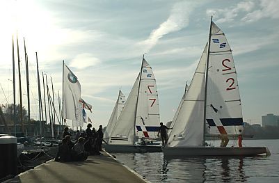 011_14510 Zuschauer der Regatta sitzen auf dem Bootssteg; Schiffe legen am Steg an. 