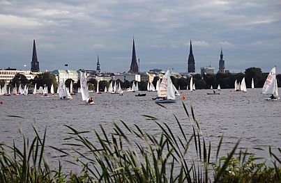 011_15807 - das Hamburg Panorama an der Aussenalster zeigt die Kirchtrme der Hansestadt - links die St. Jacobikirche, dann die Spitze der St. Katharinenkirche, danach der Turm der St. Petrikirche; rechts davon die Turmruine der St. Nikolaikirche; der Turm ganz rechts gehrt zum Hamburger Rathaus. 