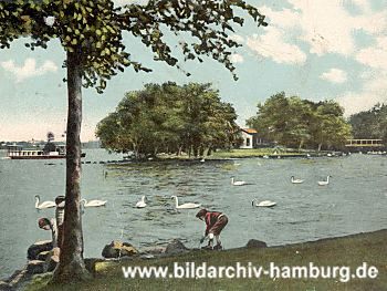 1] 011_14462 - Kinder in Sonntagskleidung spielen am Alsterufer; Schwne treiben in der Bucht; im Hintergrund fhrt ein Alsterdampfer ( ca. 1905 )