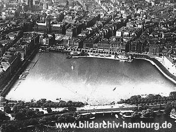 011_14183 - Blick ber die Binnenalster; im hinteren Bildzentrum der Alsterpavillon / Anleger; im Vordergrund die Lombardsbrcke - lks. der Ballindamm, re. Neuer Jungfernstieg;  (ca. 1920)