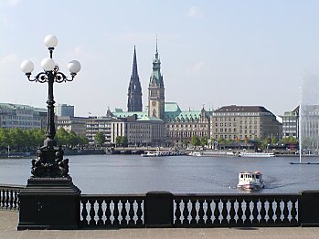 011_14184 - Blick von der Lombardsbrcke mit ihren historischen Lampen ber die Binnenalster; lks. der Turm der Nikolaikirche, re. der Rathausturm.