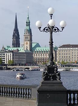 011_14185 - das Stein-Gelnder der Lombardsbrcke; gusseiserne Laterne und Trme der Stadt Hamburg. 