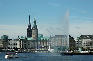 011_14186 - blauer Himmel ber Hamburg; re. die Alsterfontne; lks. fhrt ein Alsterschiff Richtung Lombardsbrcke.
