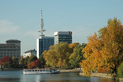 011_14189 - Herbst an der Binnenalster; die Bume tragen buntes Herbstlaub - Blick  zum  Fernsehturm und den  Hochhusern an der Esplanade.