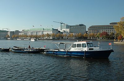 011_14190 - der Fleetenkieker zieht Boote mit den Alsterschwnen in ihr Winterlager am Eppendorfer Mhlenteich. 