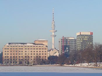 011_14191 - Hamburger Binnenalster in winterlicher Morgensonne - Blick  zum  Fernsehturm und den  Hochhusern an der Esplanade.