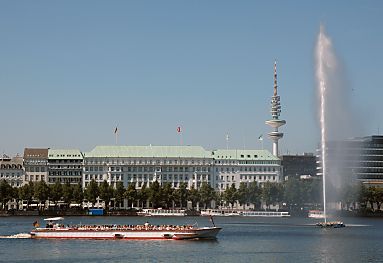 011_14192 - ein Alstercabrio startet mit Touristen seine Rundfahrt; im Hintergrund das Hotel Vier Jahreszeiten am Neuer Jungfernstieg