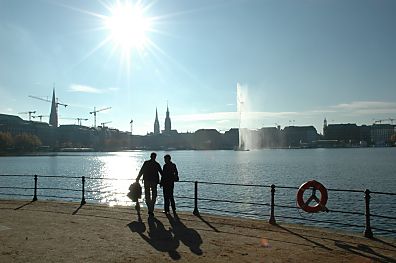 011_14194 - Blick ber die Binnenalster; ein Liebespaar wirft im Gegenlicht lange Schatten; im Hintergrund die Alsterfontne - ein Rettungsring am Eisengelnder. 